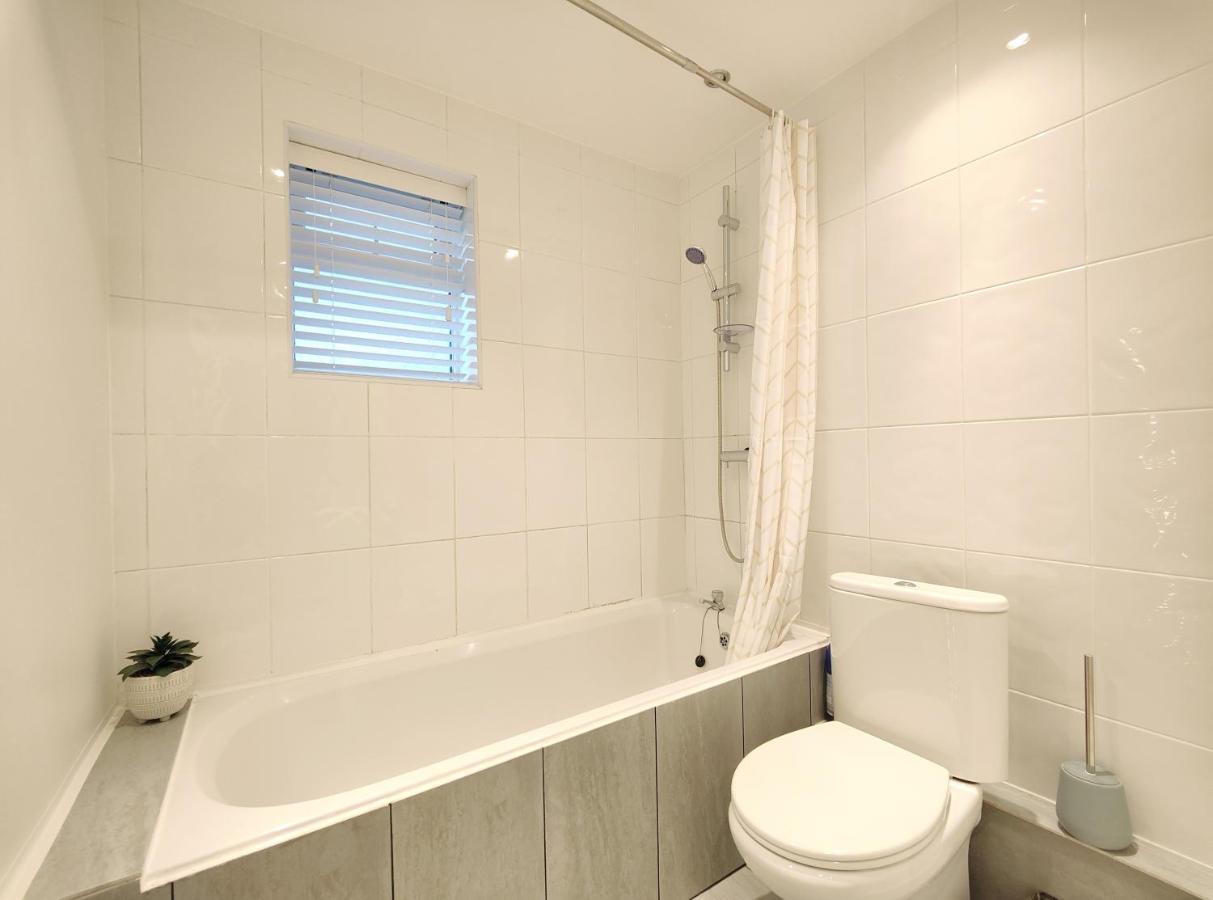 Вилла Stott House - Bright Spacious Townhouse 15 Minutes To Central Manchester With Free Parking Экстерьер фото