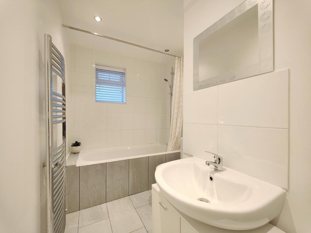 Вилла Stott House - Bright Spacious Townhouse 15 Minutes To Central Manchester With Free Parking Экстерьер фото